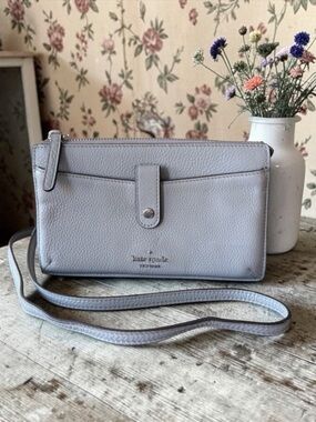 kate spade Pebbled Leather Crossbody Wallet - Light Gray